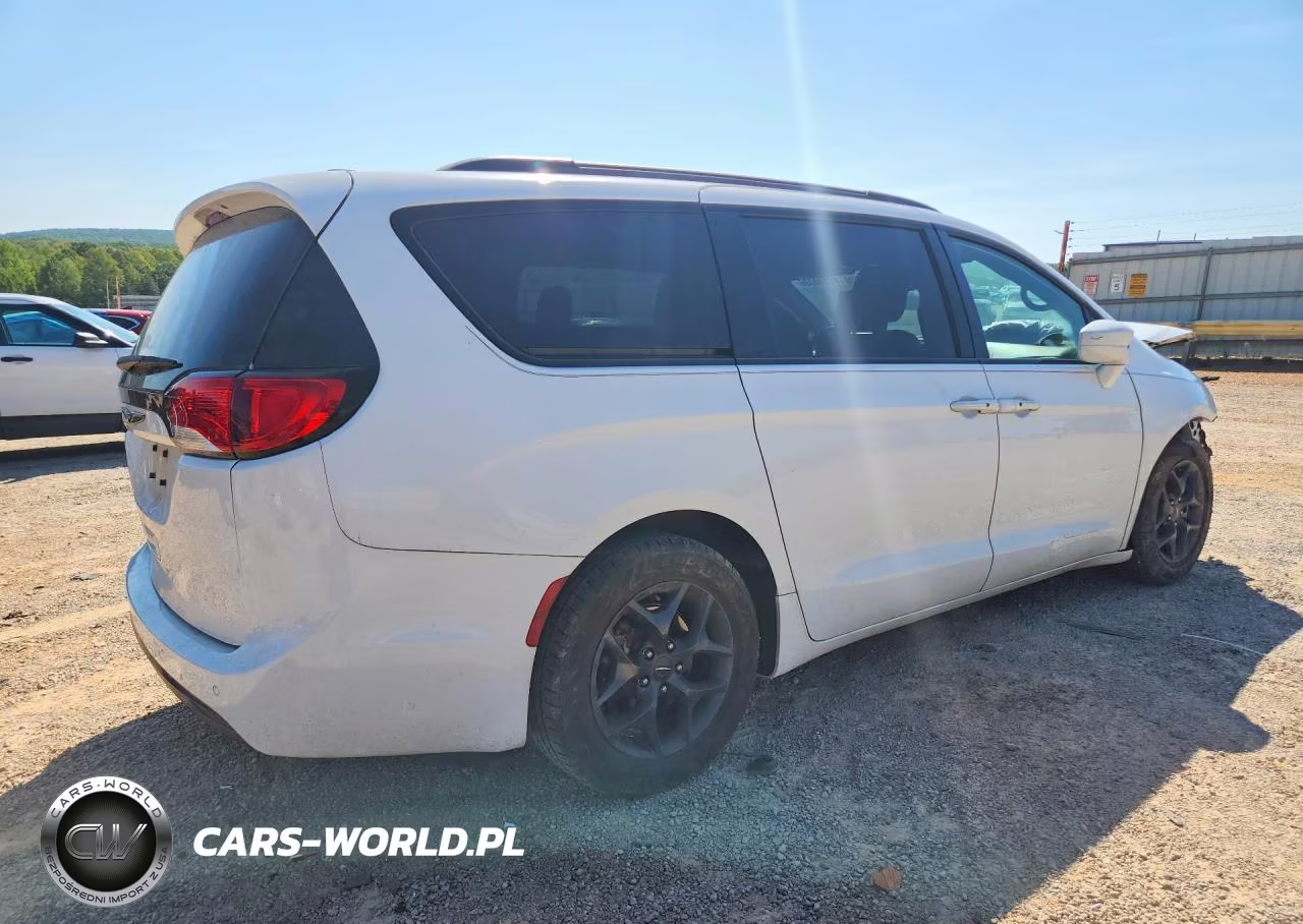 2018 Chrysler Pacifica Touring L Plus VIN:2C4RC1EG3JR310841 - 3