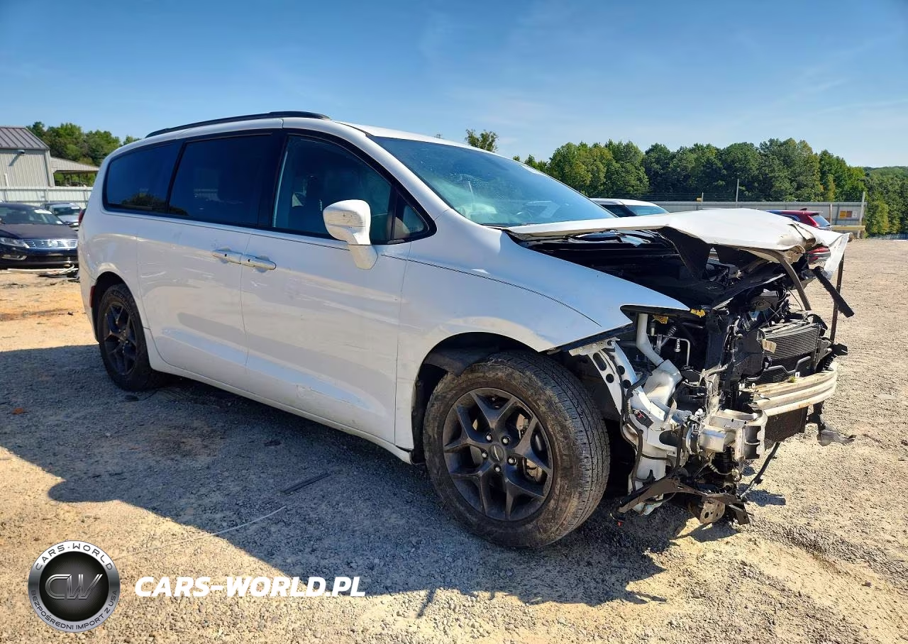 2018 Chrysler Pacifica Touring L Plus VIN:2C4RC1EG3JR310841 - 4
