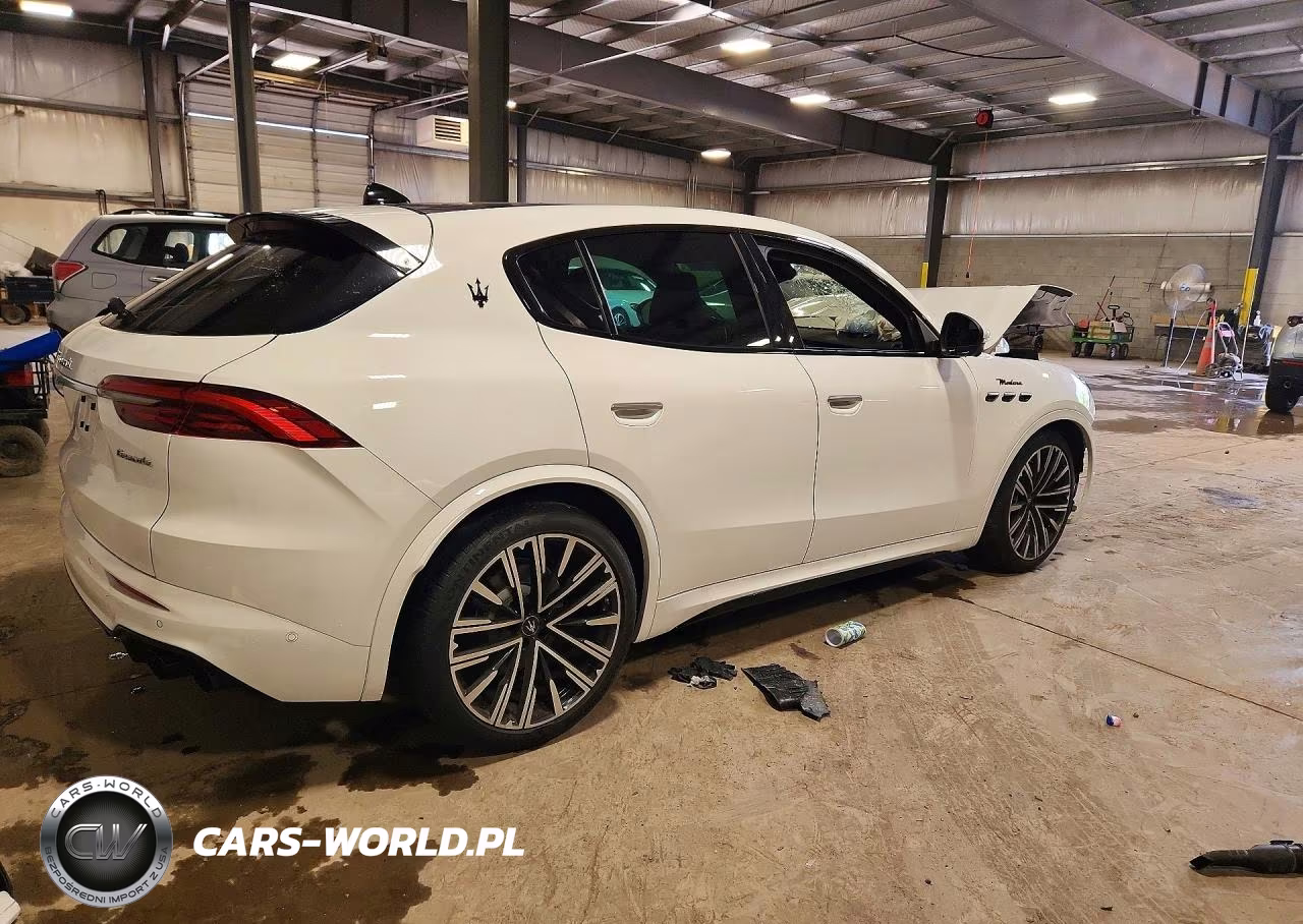 2023 Maserati Grecale Modena VIN:ZN682AVMXP7422310 - 3