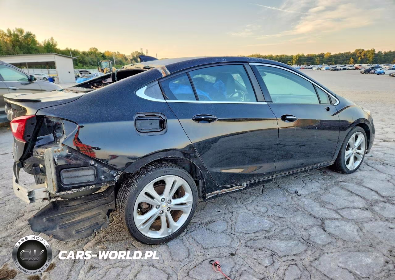 2018 Chevrolet Cruze Premier VIN:1G1BF5SM4J7114153 - 3