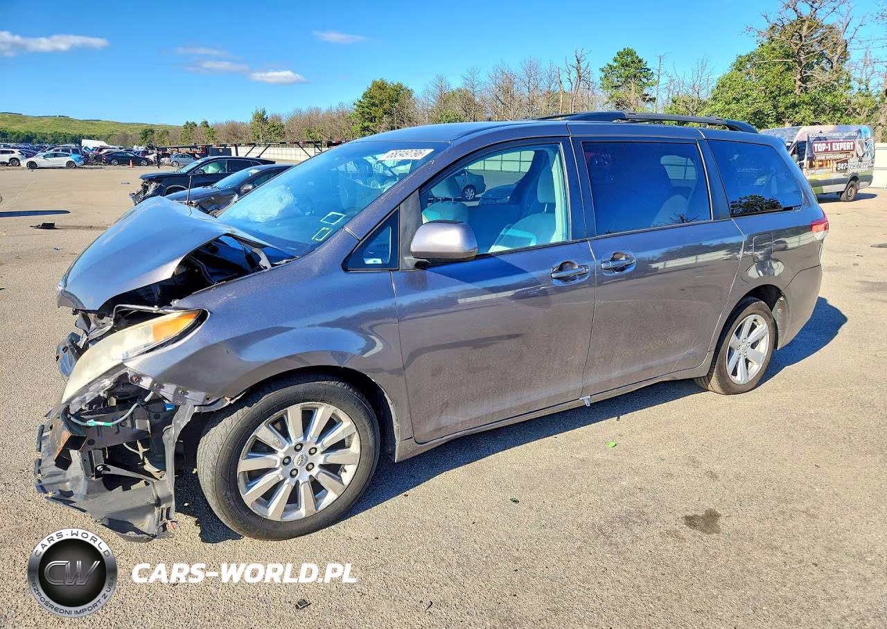 2011 Toyota Sienna Le – zdjęcie 1 z 13