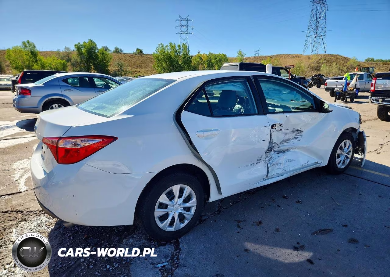 2018 Toyota Corolla L VIN:5YFBURHE3JP790211 - 3