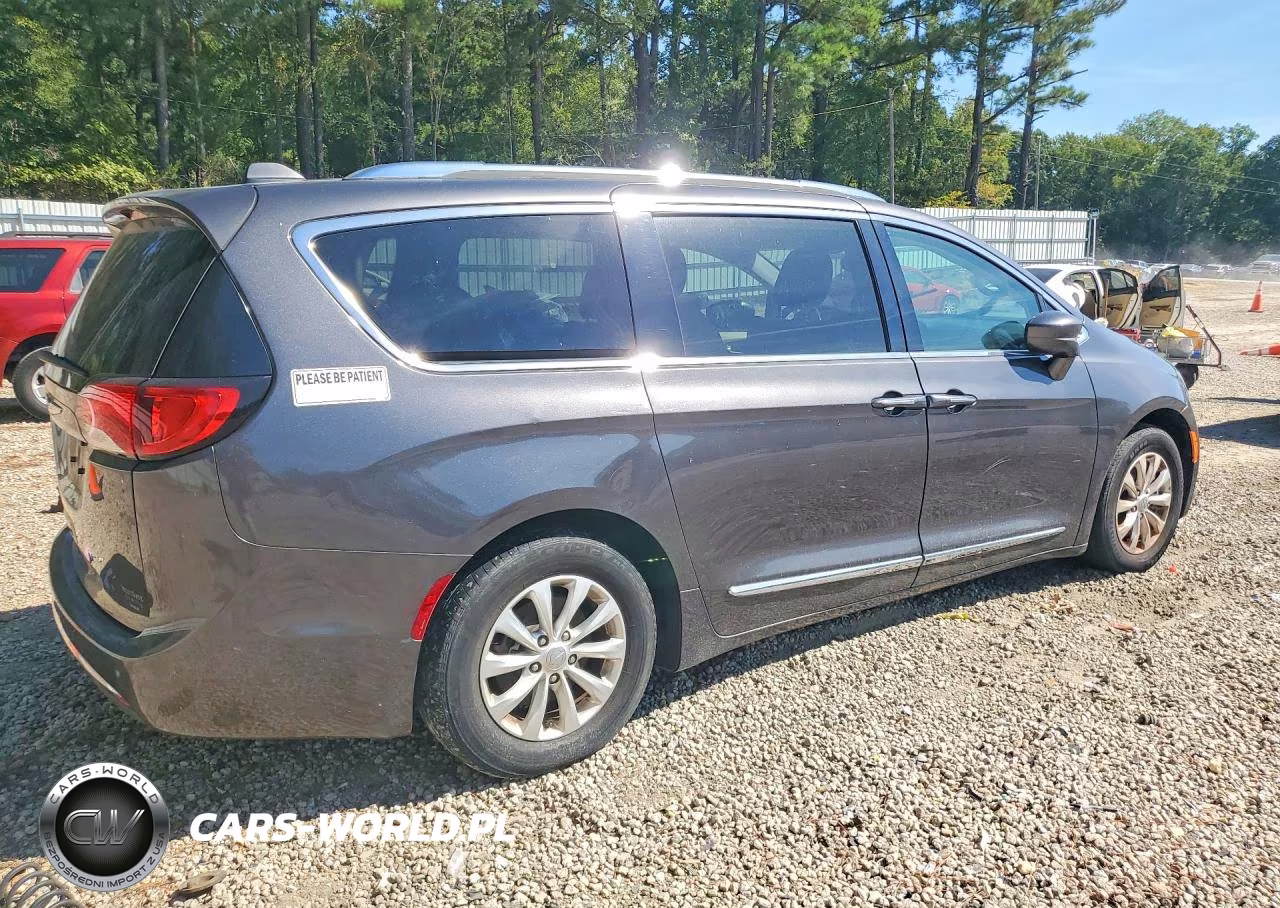 2018 Chrysler Pacifica Touring L VIN:2C4RC1BG1JR142900 - 3