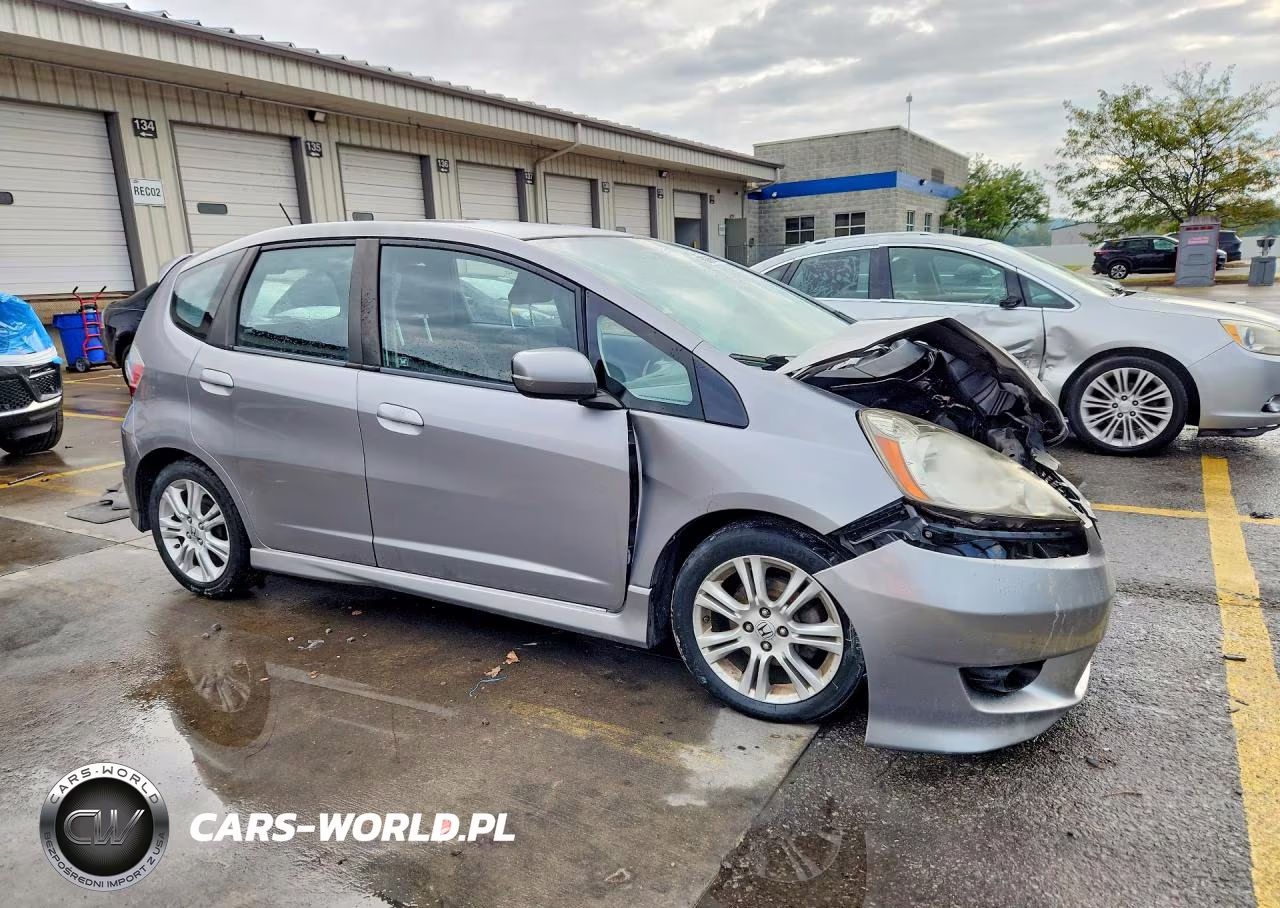 2010 Honda Fit Sport VIN:JHMGE8H44AC011359 - 4