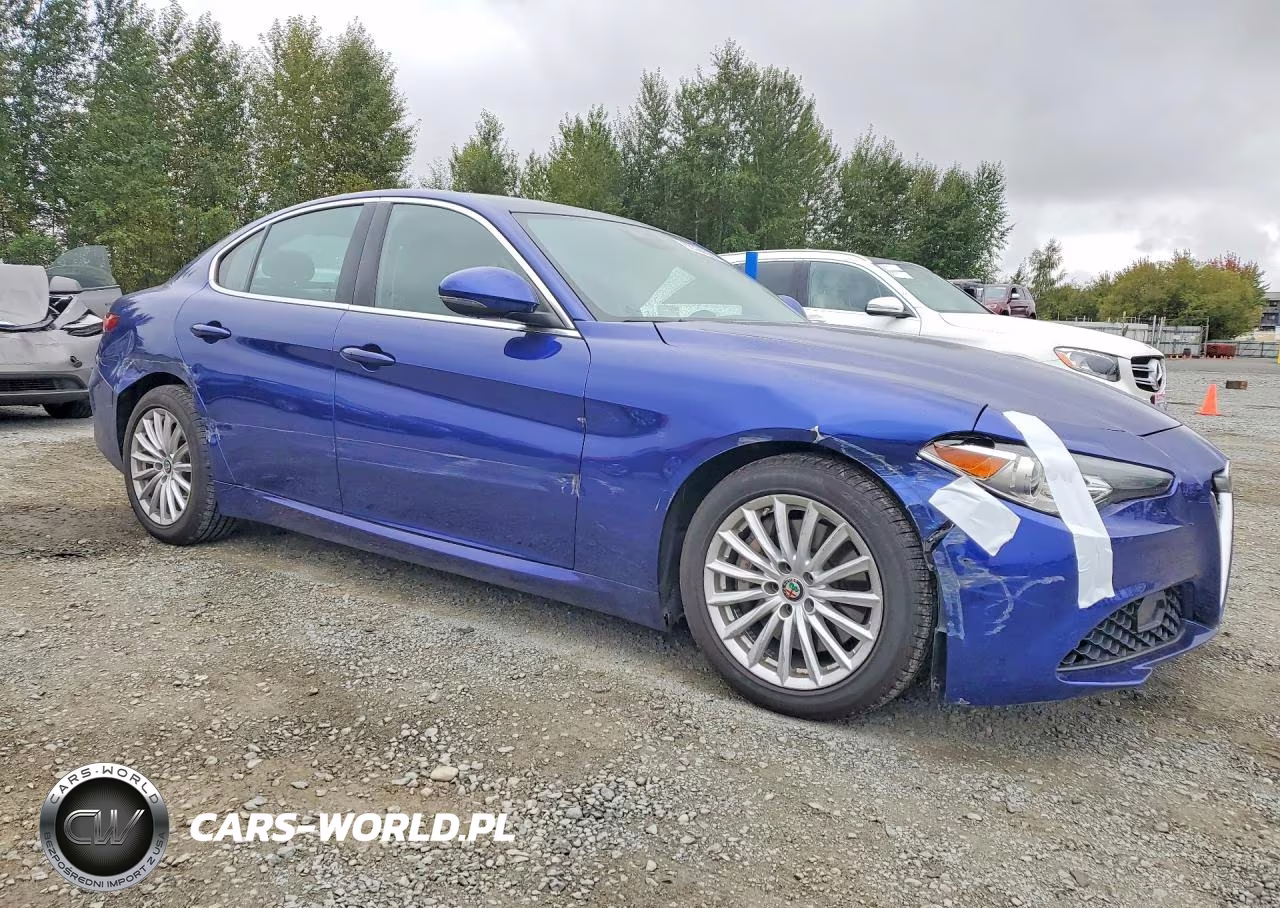 2021 Alfa Romeo Giulia Sport VIN:ZARFAMAN3M7648945 - 4