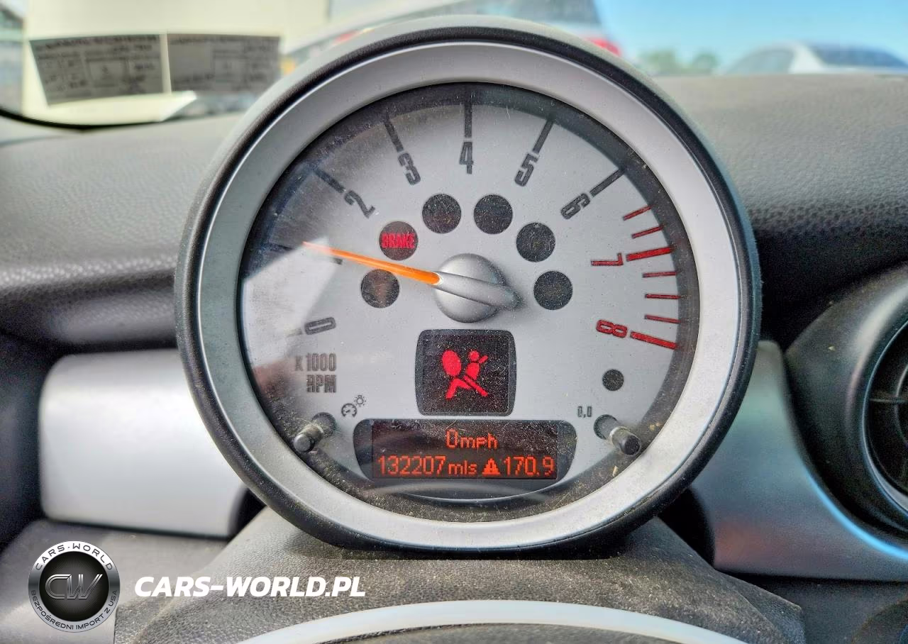 2010 Mini Cooper Clubman VIN:WMWML3C53ATX51981 - 9
