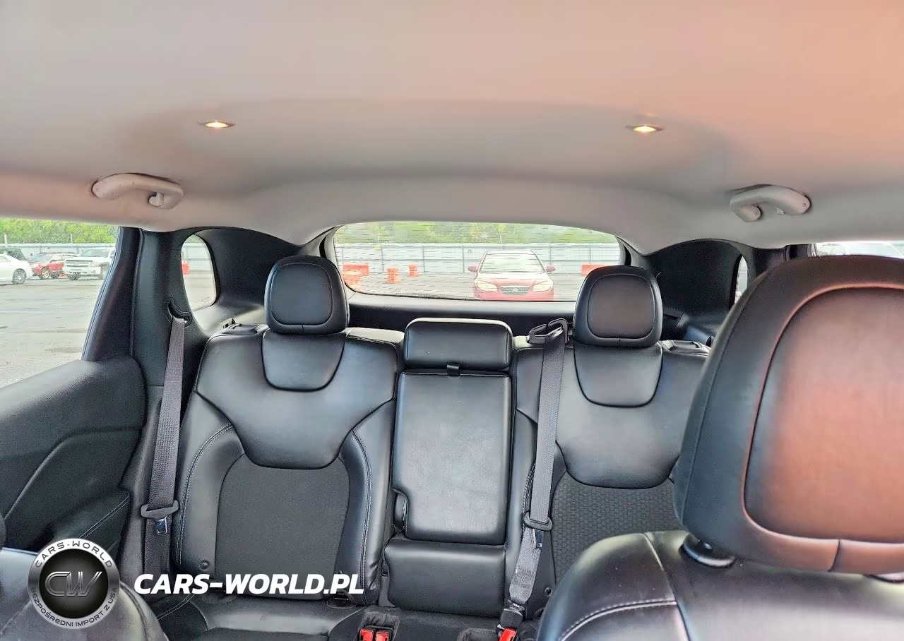 2019 Jeep Cherokee Latitude Plus VIN:1C4PJMLB6KD418218 - 10