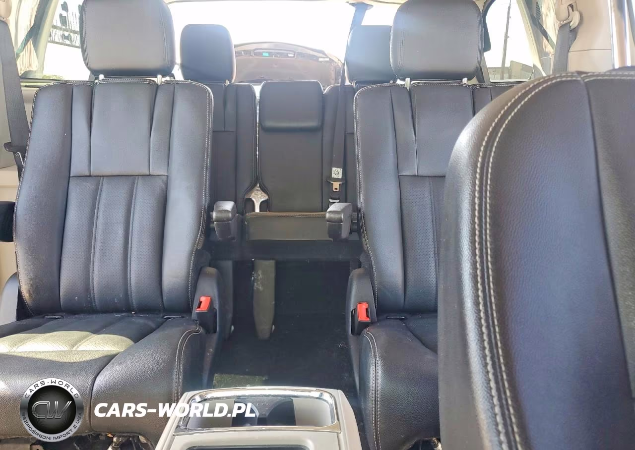 2015 Chrysler Town & Country Touring L VIN:2C4RC1CG1FR656266 - 10