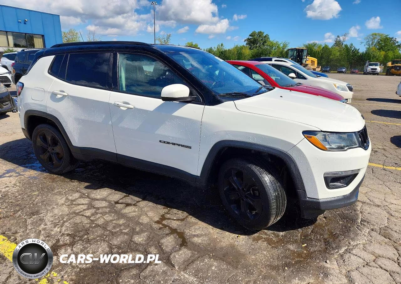 2018 Jeep Compass Latitude VIN:3C4NJDBB8JT453490 - 4