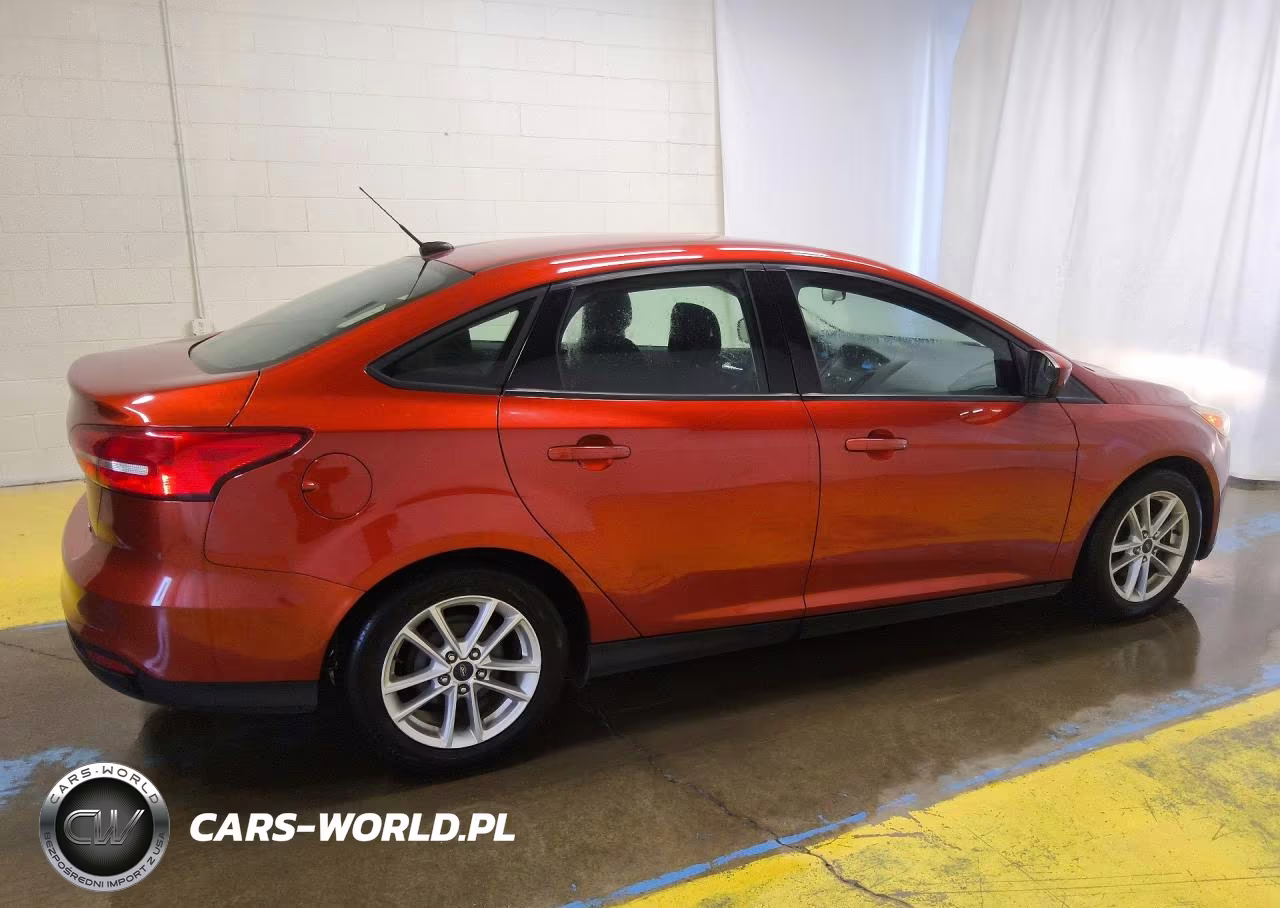2018 Ford Focus Se VIN:1FADP3F23JL316201 - 3