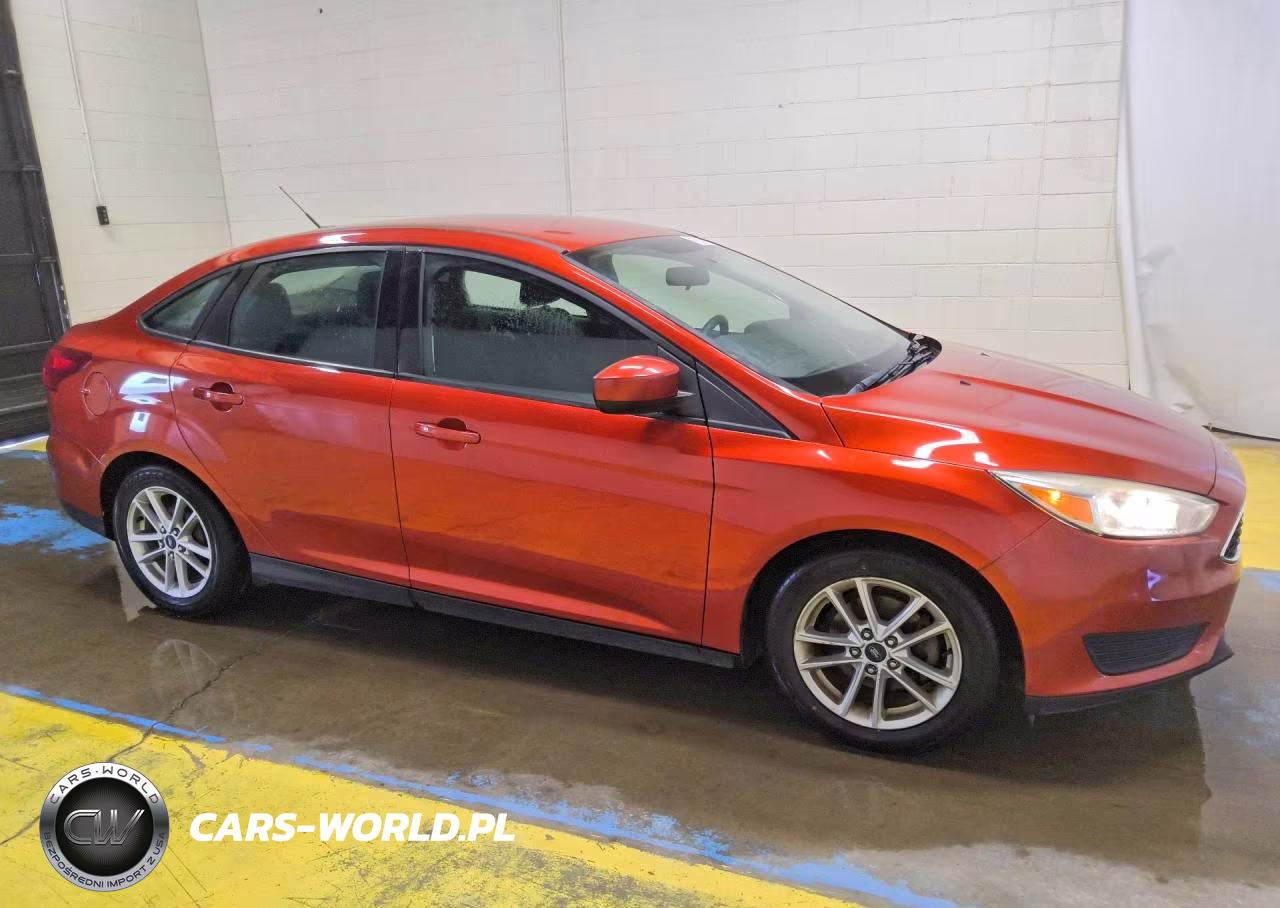 2018 Ford Focus Se VIN:1FADP3F23JL316201 - 4
