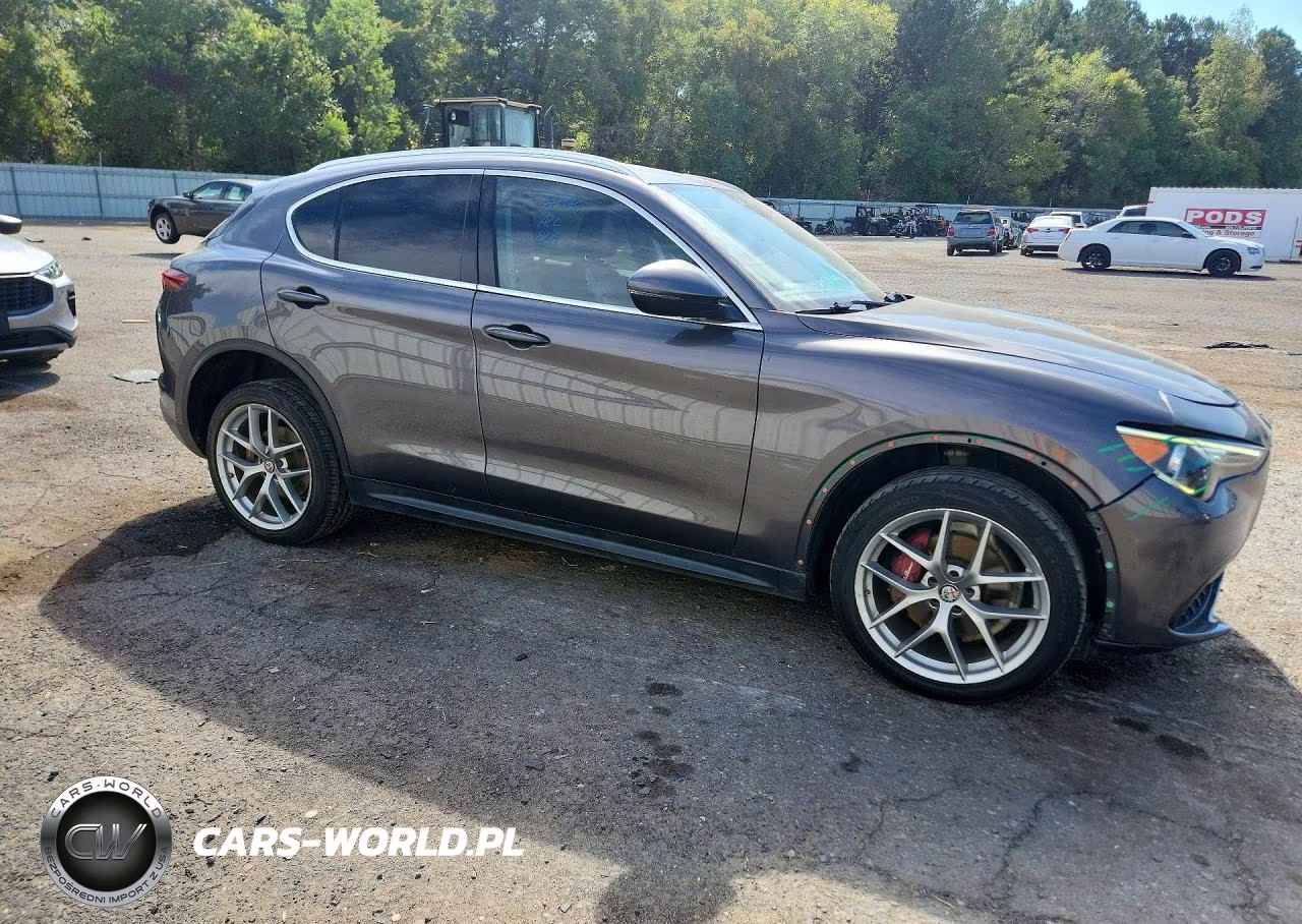 2018 Alfa Romeo Stelvio Ti VIN:ZASFAKBN4J7B93832 - 4