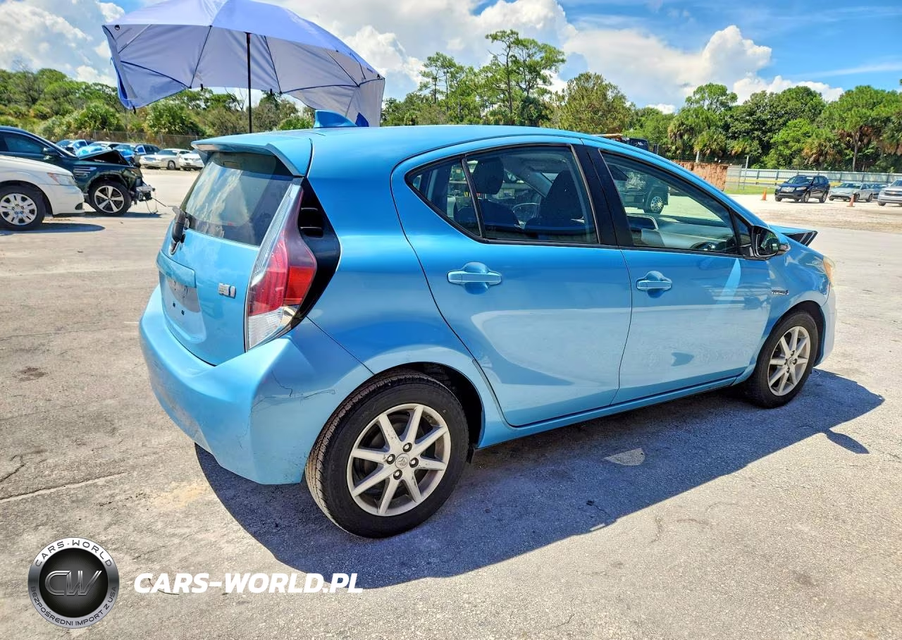 2016 Toyota Prius C Three VIN:JTDKDTB39G1119871 - 3