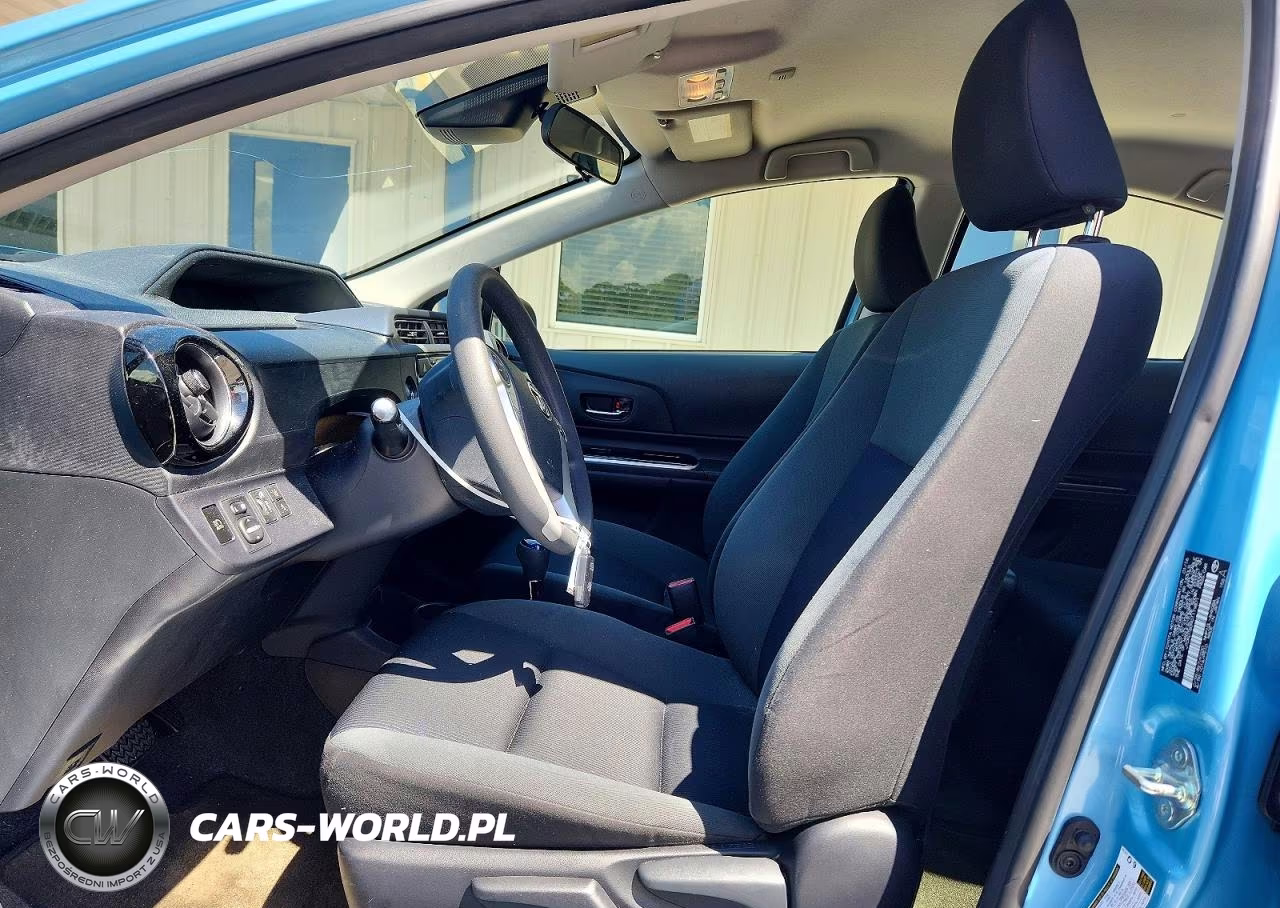 2016 Toyota Prius C Three VIN:JTDKDTB39G1119871 - 7