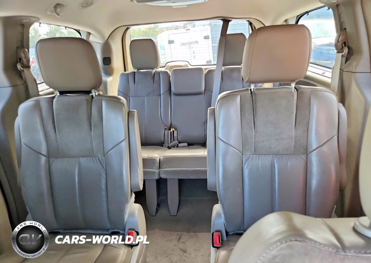 2015 Chrysler Town & Country Limited Platinum VIN:2C4RC1GG1FR728898 - 10