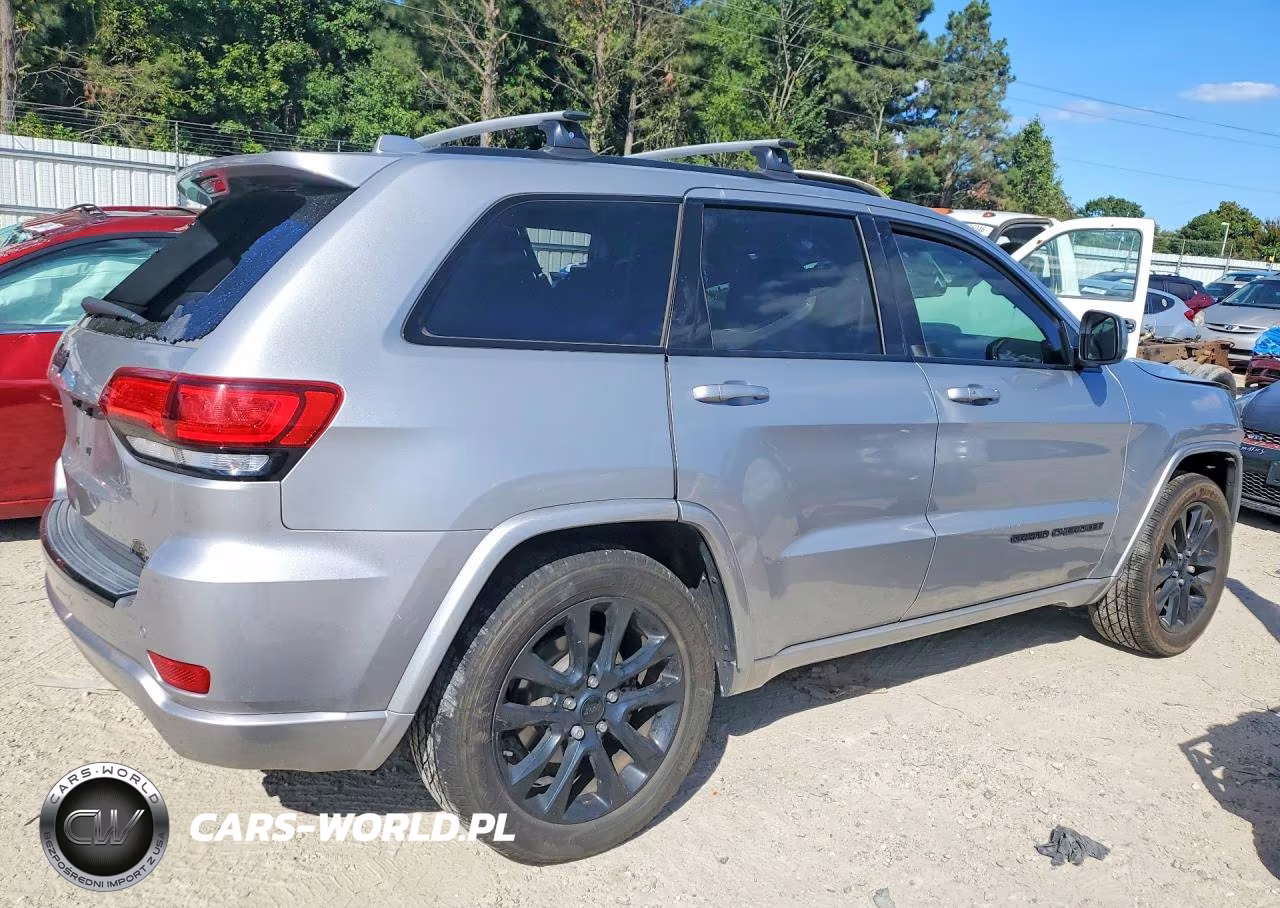 2018 Jeep Grand Cherokee Laredo VIN:1C4RJFAG1JC170631 - 3