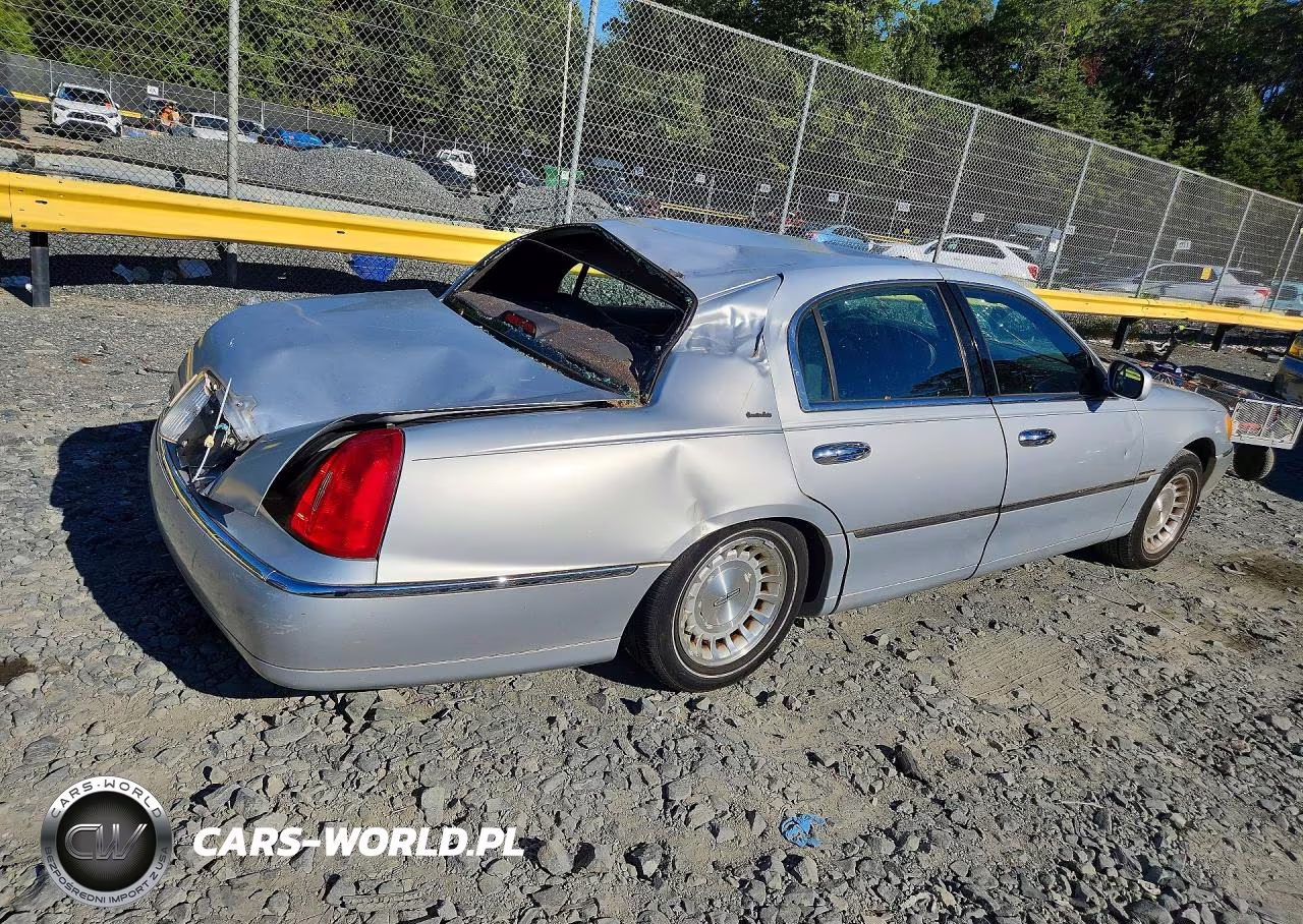 1999 Lincoln Town Car Executive VIN:1LNHM81W8XY648430 - 3