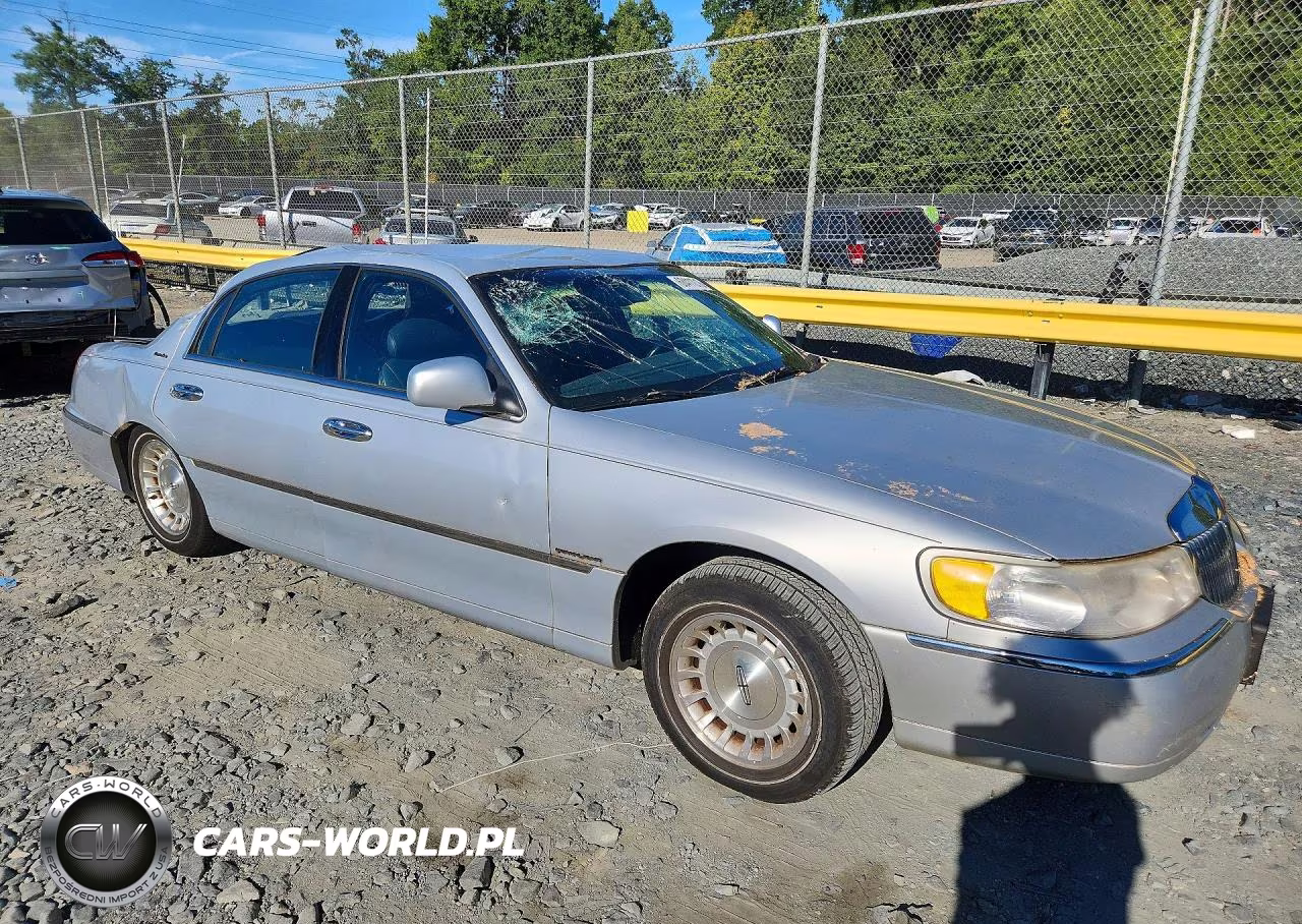 1999 Lincoln Town Car Executive VIN:1LNHM81W8XY648430 - 4