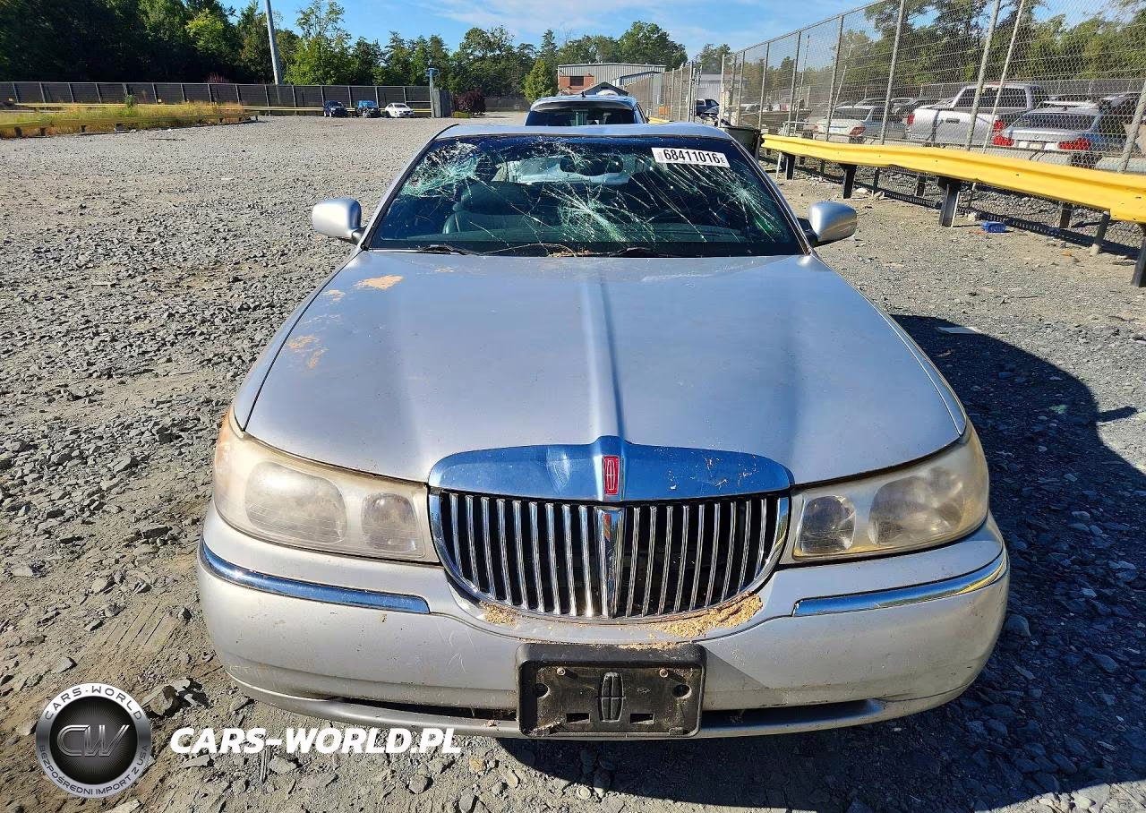 1999 Lincoln Town Car Executive VIN:1LNHM81W8XY648430 - 5