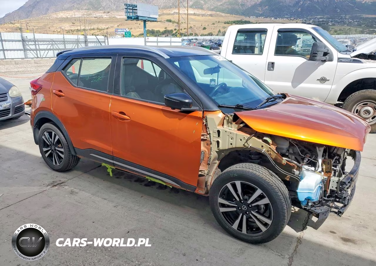 2018 Nissan Kicks Sr VIN:3N1CP5CU2JL546424 - 4