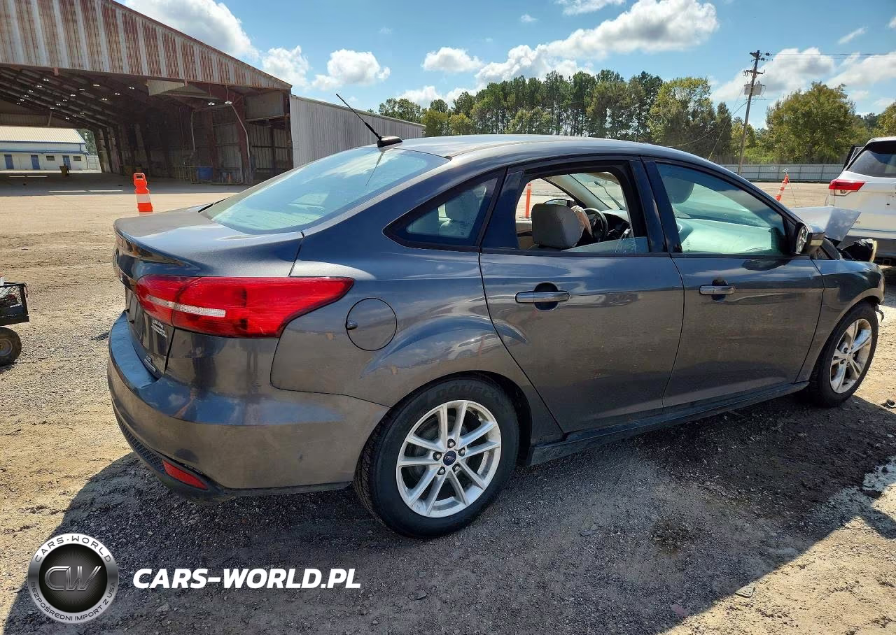 2015 Ford Focus Se VIN:1FADP3F23FL340697 - 3