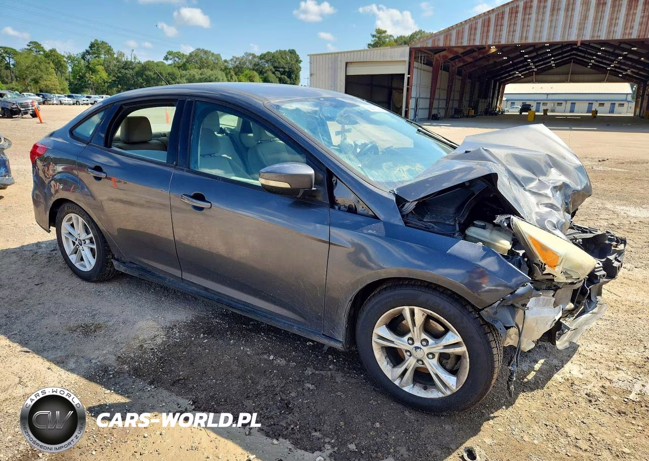 2015 Ford Focus Se VIN:1FADP3F23FL340697 - 4