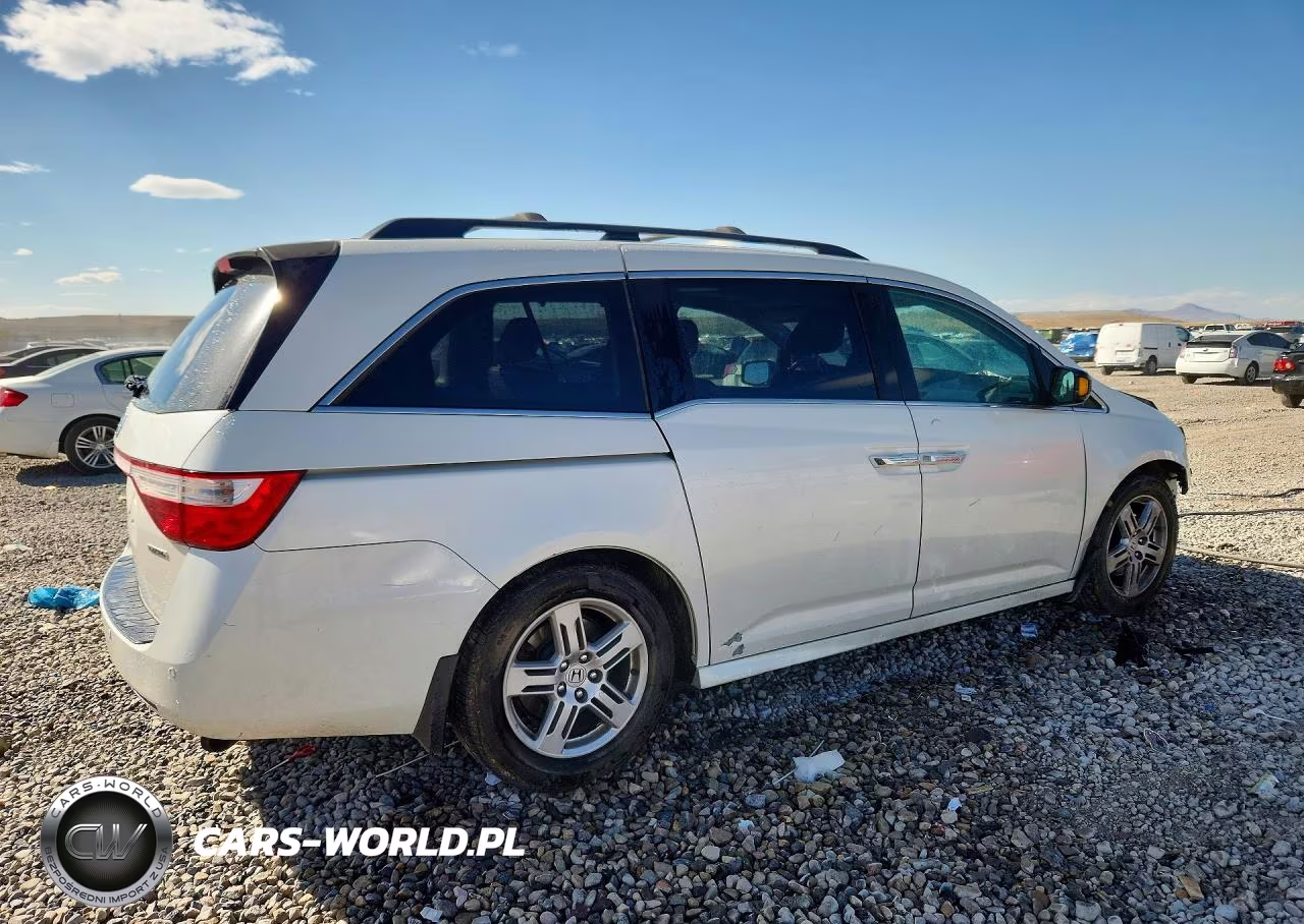 2013 Honda Odyssey Touring VIN:5FNRL5H90DB071656 - 3