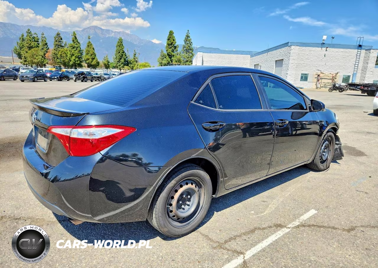 2015 Toyota Corolla Le VIN:5YFBURHE3FP304813 - 3