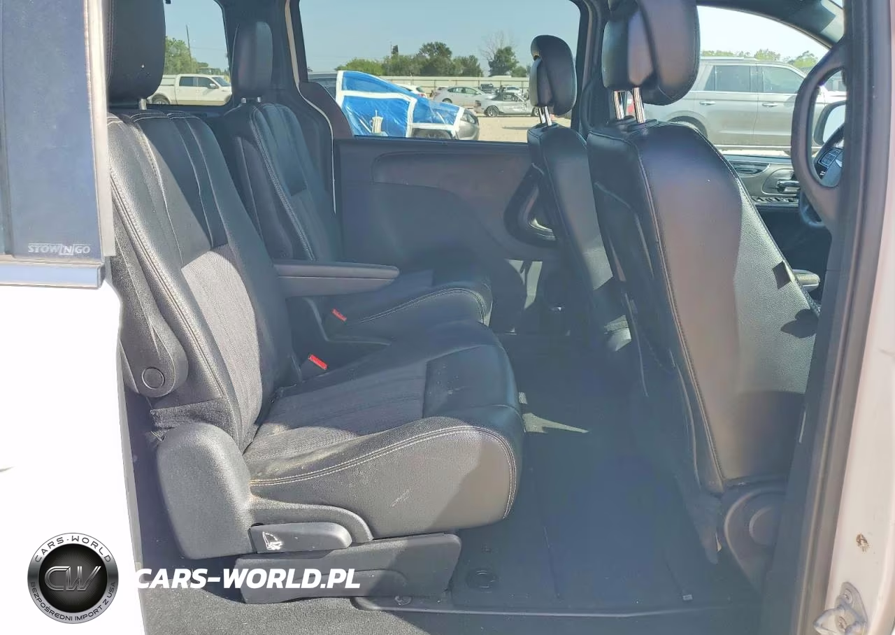 2014 Chrysler Town & Country S VIN:2C4RC1HG0ER333320 - 11