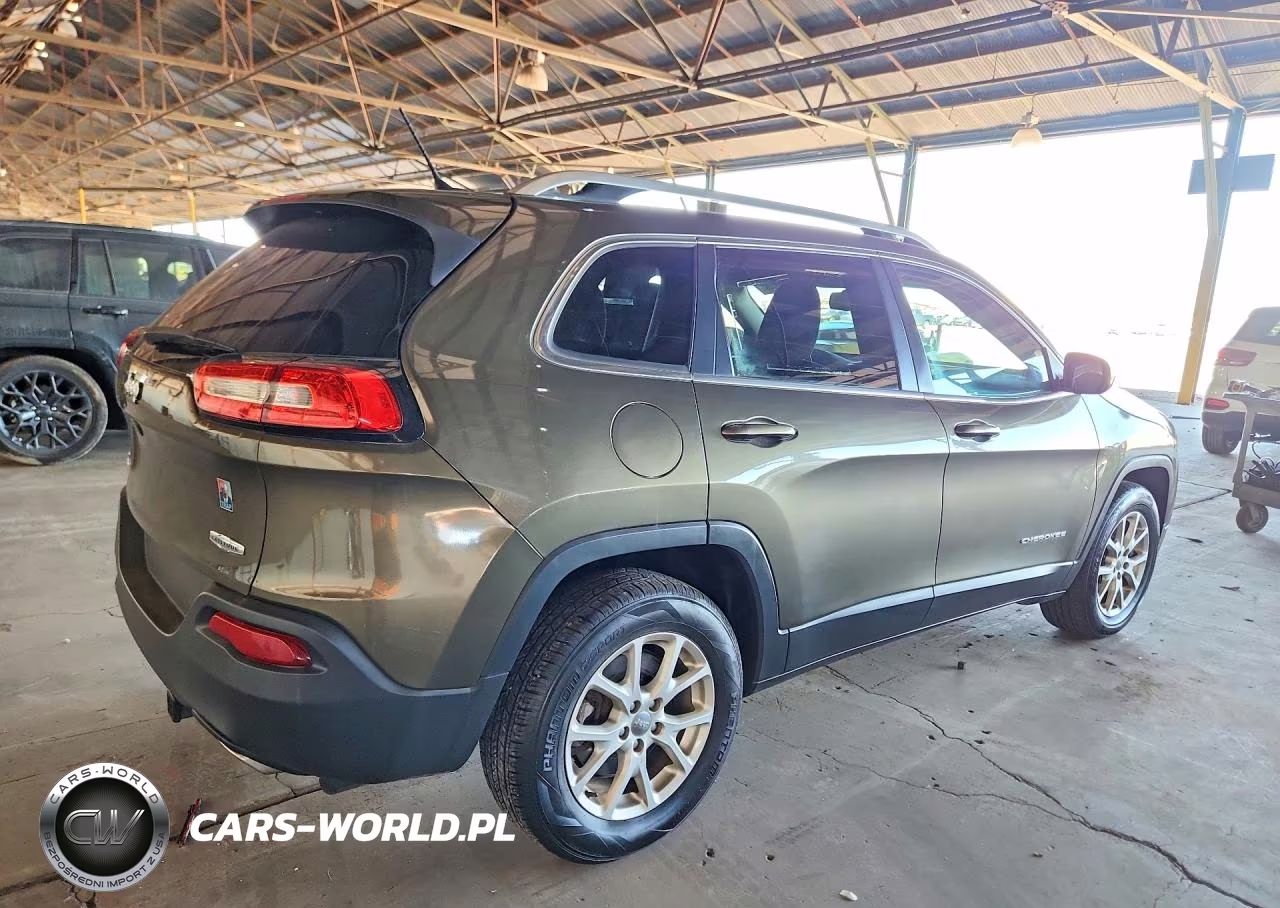 2015 Jeep Cherokee Latitude VIN:1C4PJMCSXFW556936 - 3