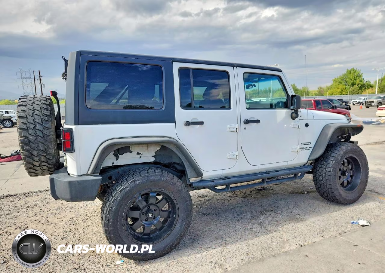 2012 Jeep Wrangler Unlimited Sport VIN:1C4BJWDG4CL282887 - 3