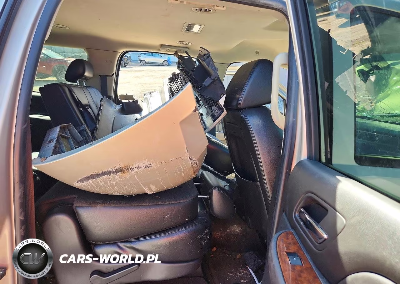 2007 Chevrolet Suburban C1500 VIN:1GNFC16057J326077 - 11