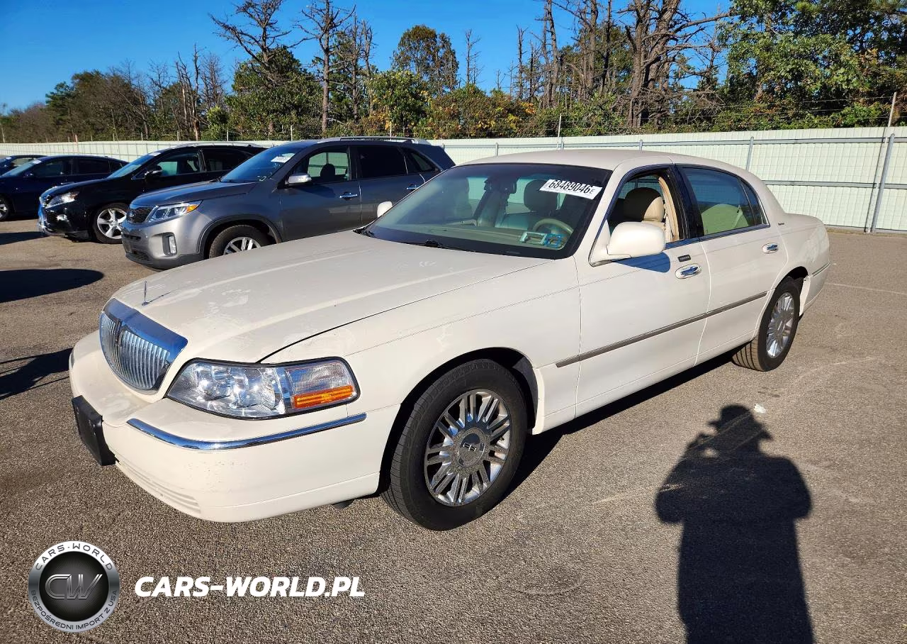 2007 Lincoln Town Car Signature VIN:1LNHM81WX7Y624209 - 1