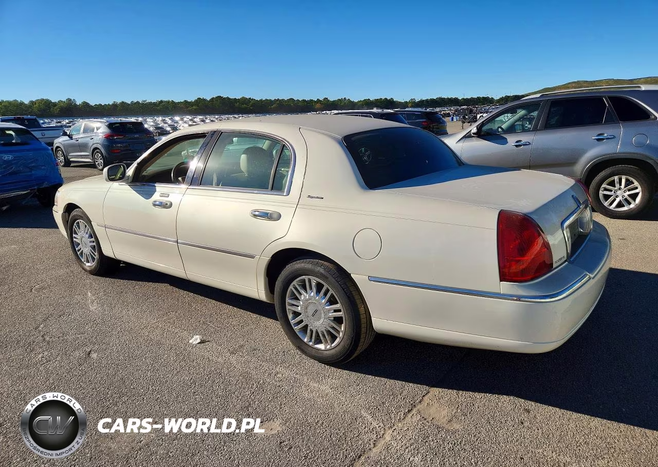2007 Lincoln Town Car Signature VIN:1LNHM81WX7Y624209 - 2