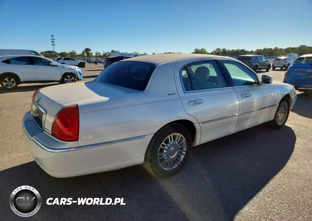 2007 Lincoln Town Car Signature VIN:1LNHM81WX7Y624209 - 3