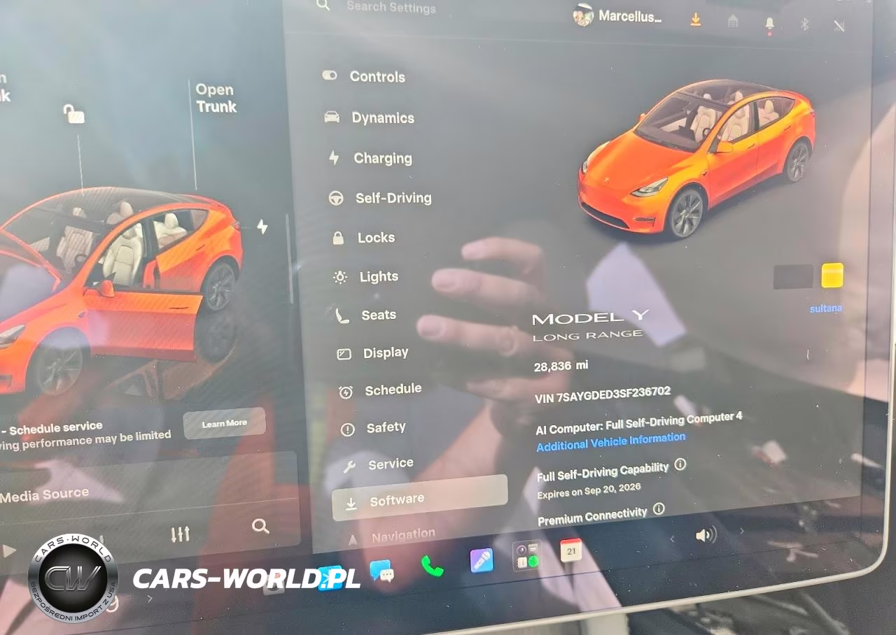2025 Tesla Model Y VIN:7SAYGDED3SF236702 - 9