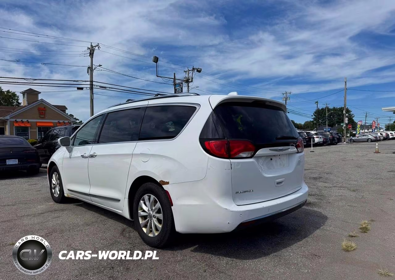 2019 Chrysler Pacifica Touring L VIN:2C4RC1BG9KR554080 - 3