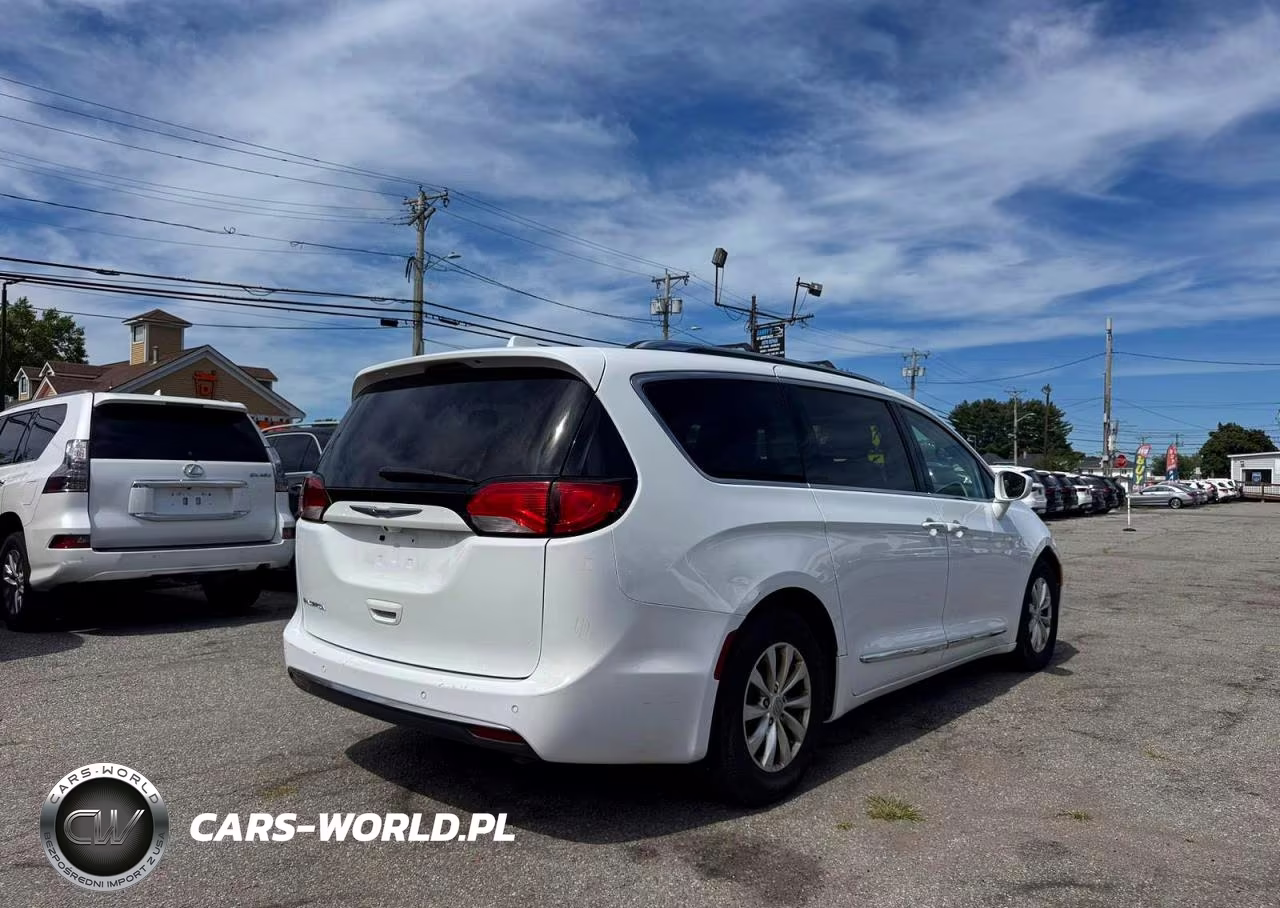 2019 Chrysler Pacifica Touring L VIN:2C4RC1BG9KR554080 - 4