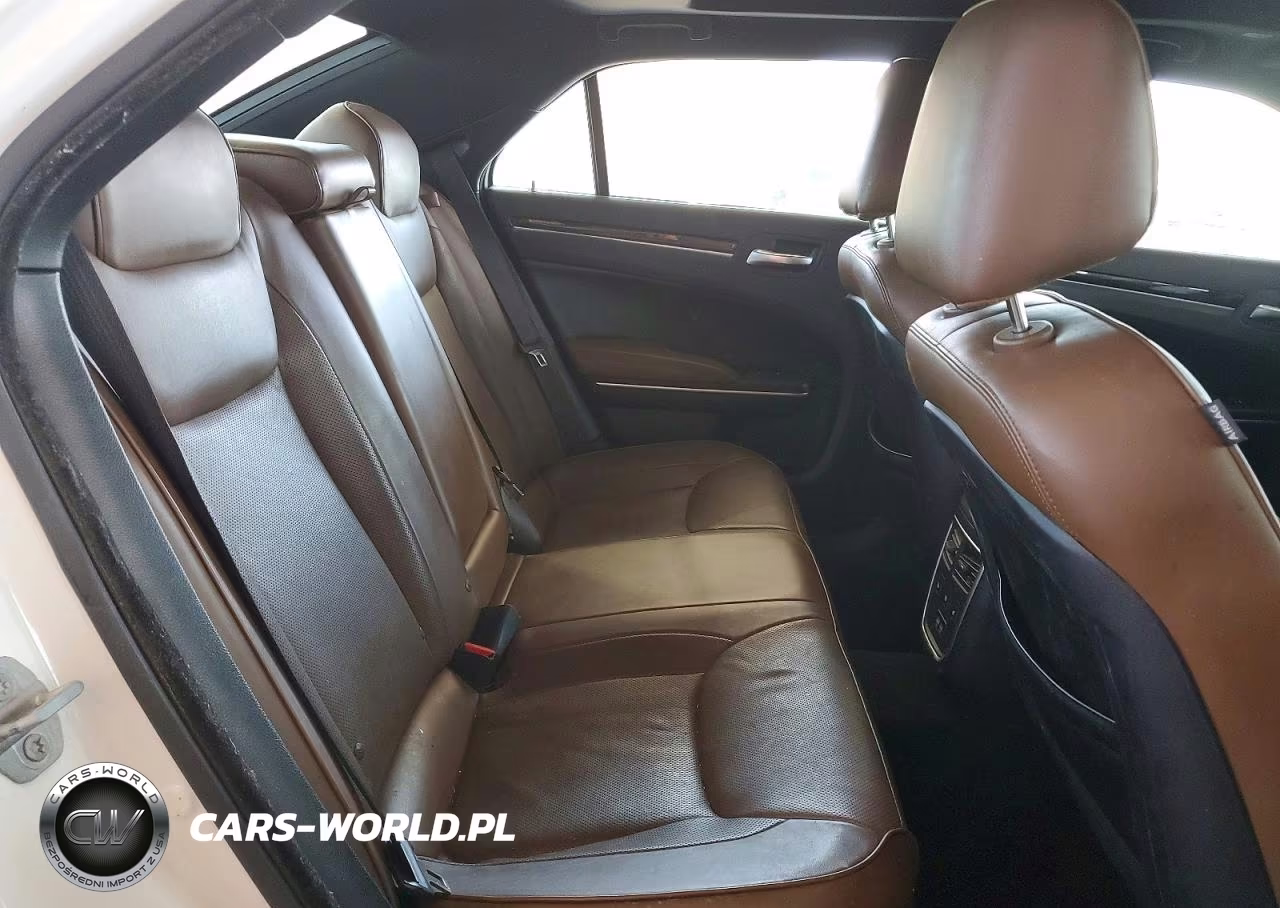2019 Chrysler 300 Limited VIN:2C3CCAEG6KH592748 - 10