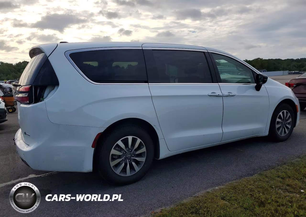 2024 Chrysler Pacifica Hybrid Select VIN:2C4RC1S70RR153639 - 3