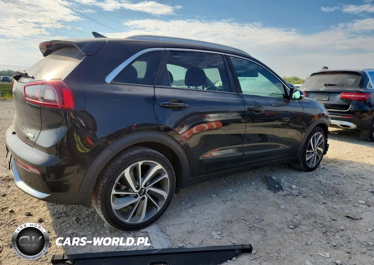 2018 Kia Niro Touring VIN:KNDCE3LC4J5124332 - 3