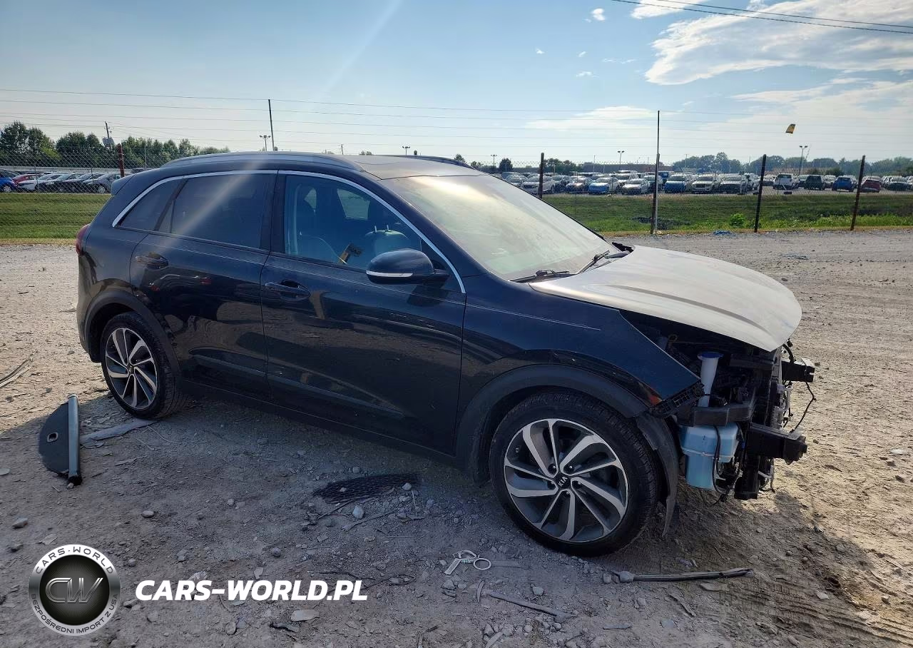 2018 Kia Niro Touring VIN:KNDCE3LC4J5124332 - 4
