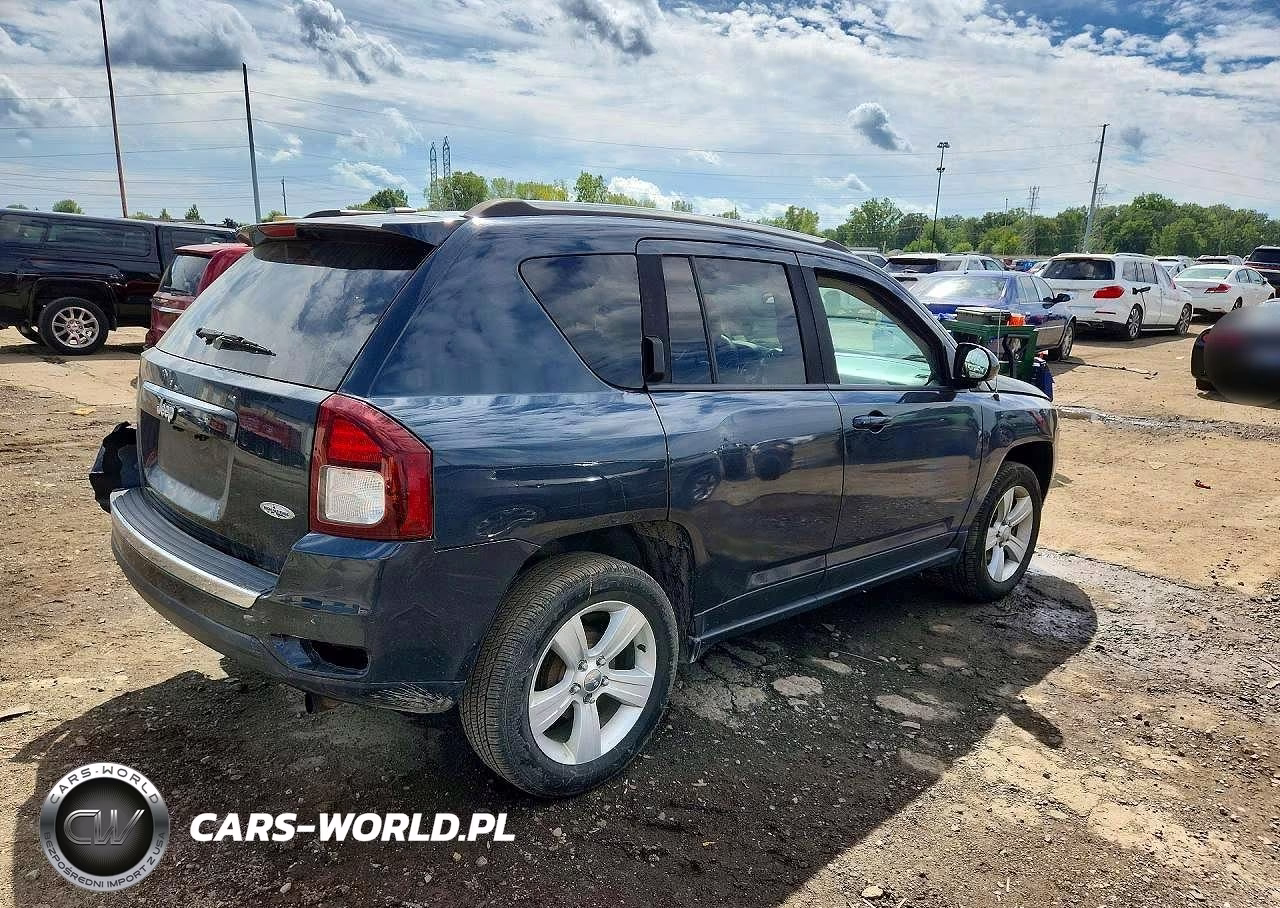2015 Jeep Compass Latitude VIN:1C4NJCEA1FD209996 - 3