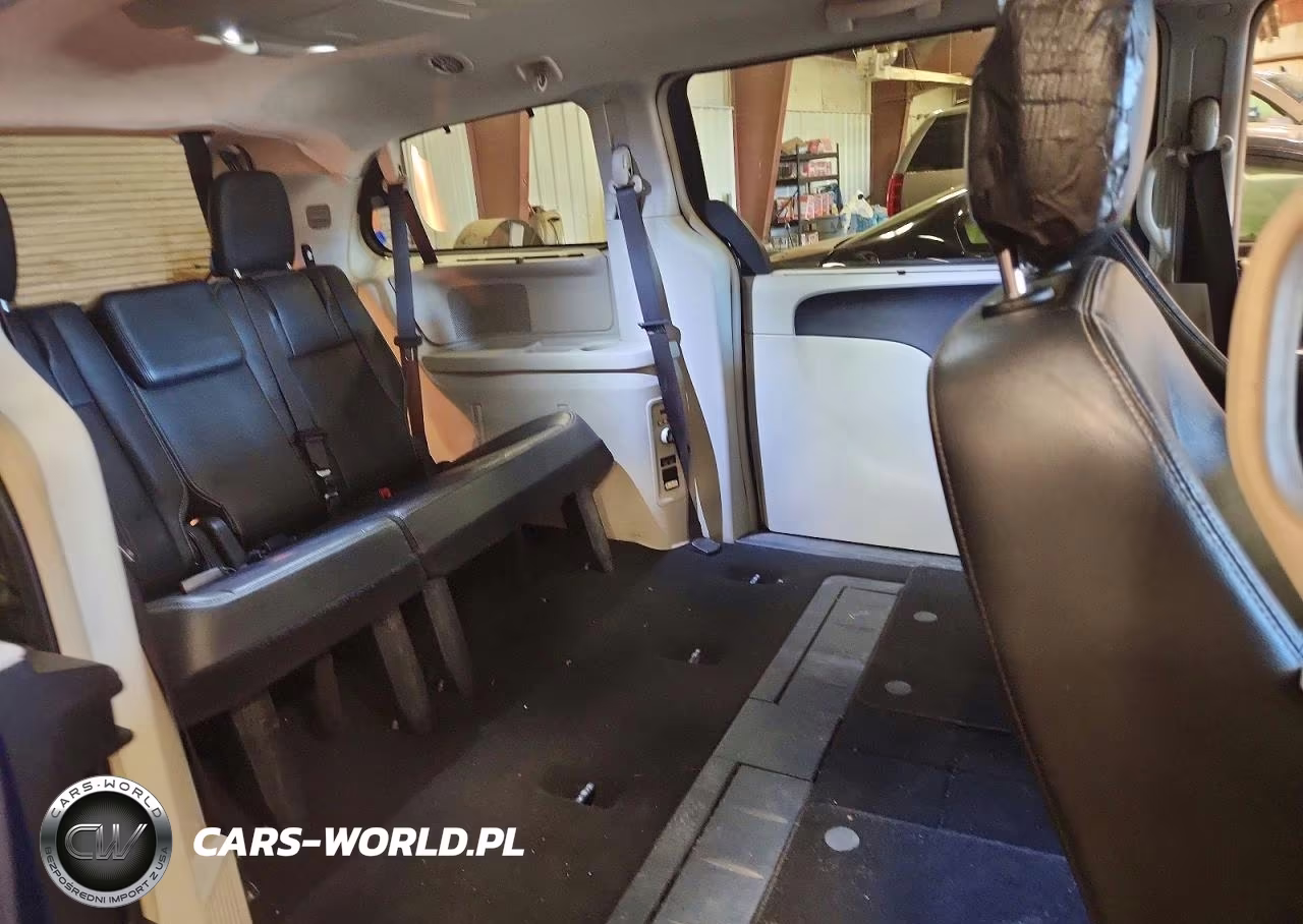 2015 Chrysler Town & Country Touring VIN:2C4RC1BG6FR627704 - 11