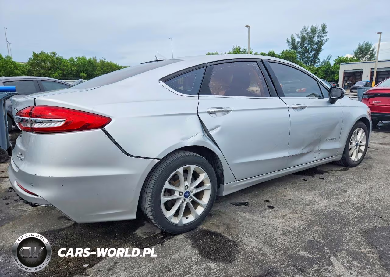 2019 Ford Fusion Se VIN:3FA6P0LU0KR127652 - 3