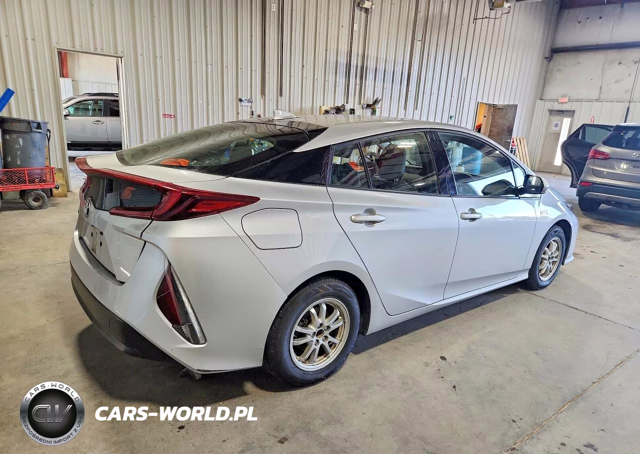2018 Toyota Prius Prime Plus VIN:JTDKARFP9J3100564 - 3