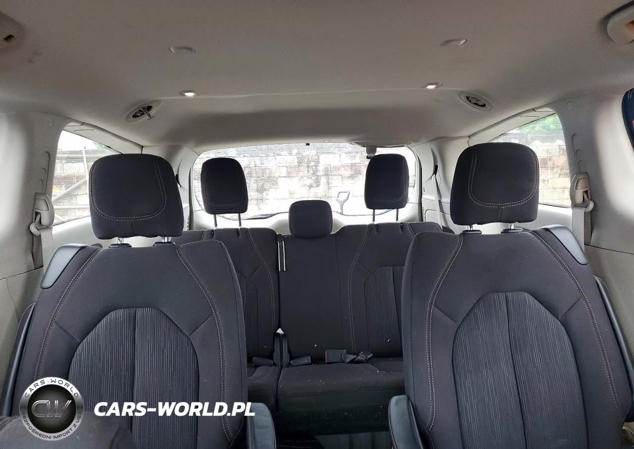 2019 Chrysler Pacifica Touring Plus VIN:2C4RC1FG8KR666718 - 10