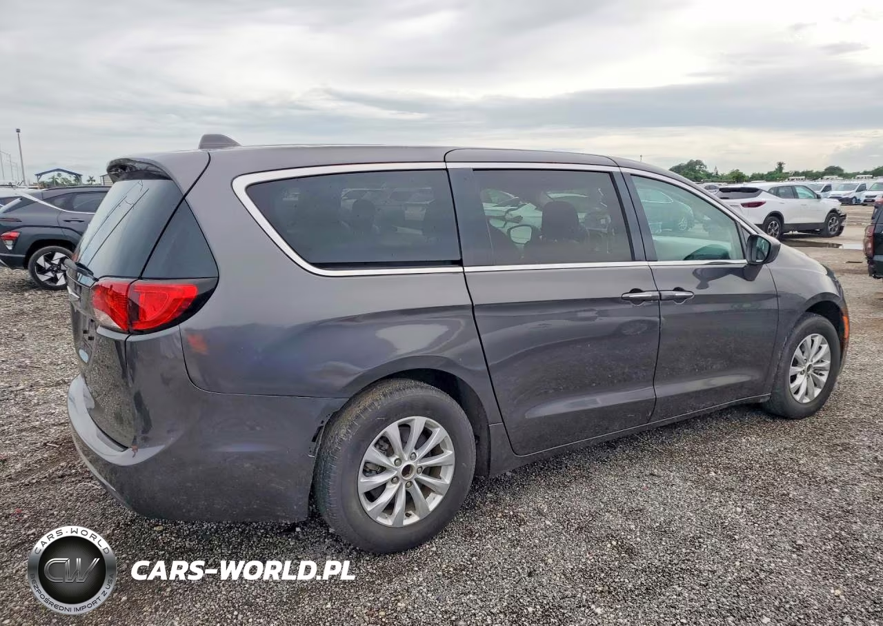 2019 Chrysler Pacifica Touring Plus VIN:2C4RC1FG8KR666718 - 3