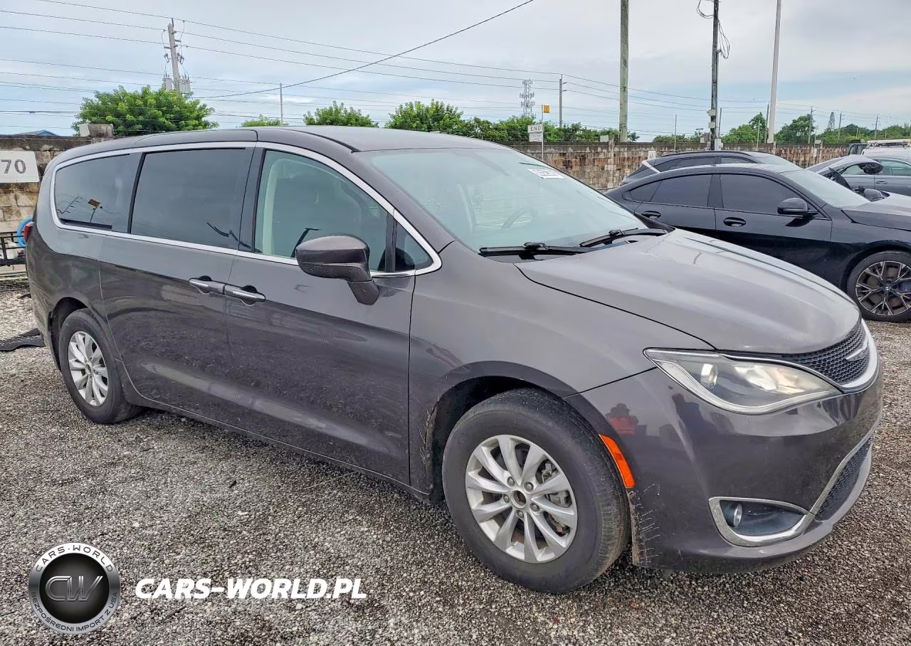 2019 Chrysler Pacifica Touring Plus VIN:2C4RC1FG8KR666718 - 4