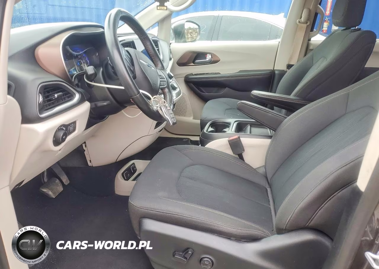 2019 Chrysler Pacifica Touring Plus VIN:2C4RC1FG8KR666718 - 7